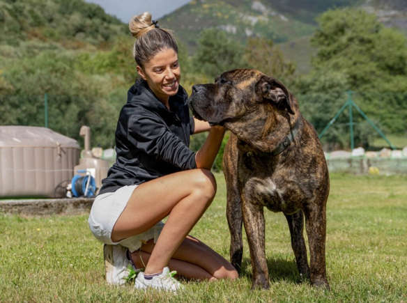 7 породи кучета, които мразят други кучета, но обичат хората Happy Pet Net 6 Жена гали куче от породата Кане Корсо